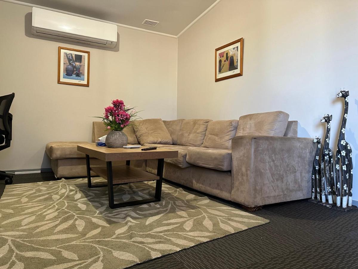 Copper City Motel Кобар Екстер'єр фото